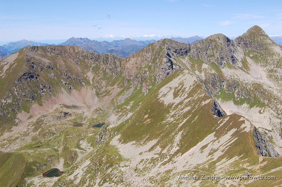 20 Versante occ. della Val Sambuzza, Chierico, laghetti di Caldirolo e Corno Stella.JPG